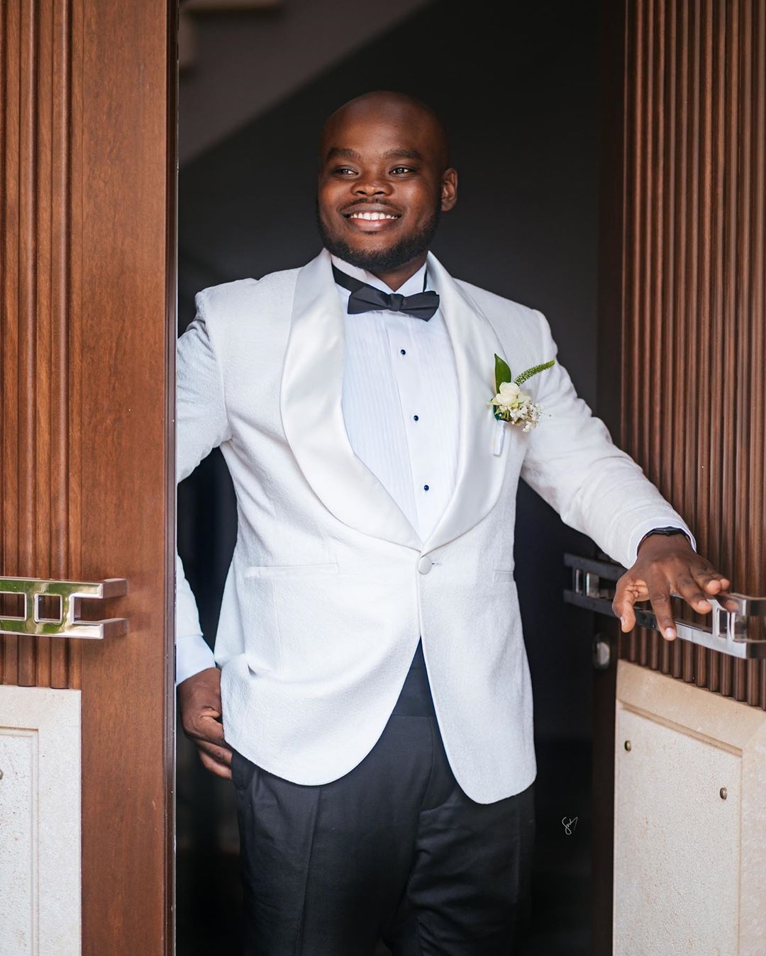 Handsome White Two Pieces Mens Suits Slim Fit Wedding Grooms Tuxedos Shawl Lapel Formal Blazer One Button Prom Suit (Jacket+Pants+Bow Tie)