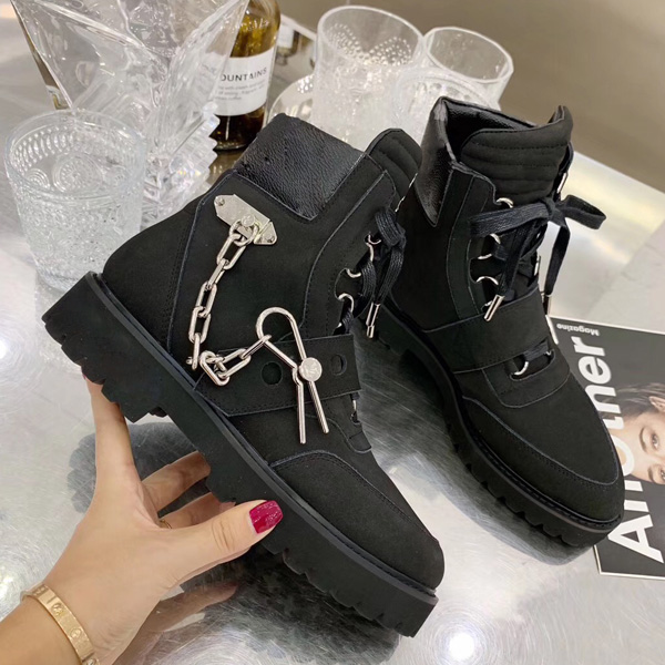 New stylt Unisex 2020 ankle boots Women Men Latest designer boots Golden chain reaction sneakers decoration size 35-45 for lovers model, Black
New stylt Unisex 2020 ankle boots Women Men Latest designer boots Golden chain reaction sneakers decoration size 35-45 for lovers model, Black