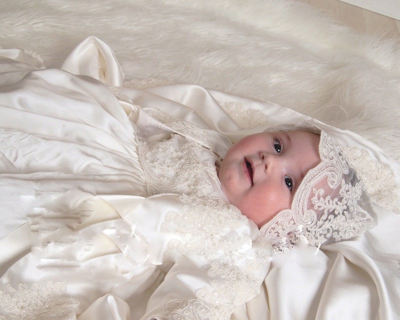 2019 New First Communication Dress Short Sleeve Christening Gowns For Baby Girls Lace Appliqued Beads Pearls Baptism Dresses With Bonnet