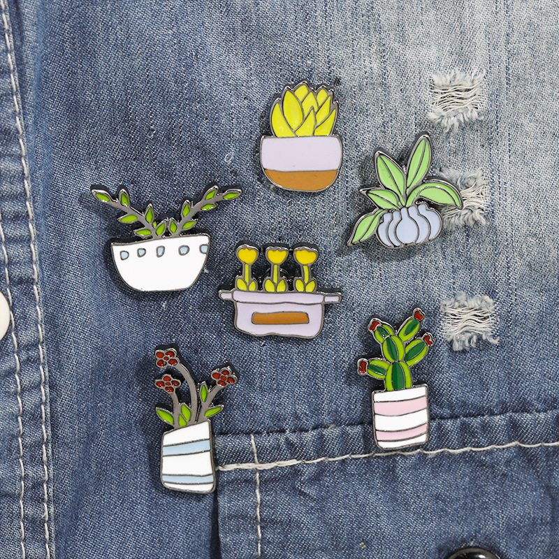 

Cactus Brooches Cute Fashion Cartoon Mini Plant Pot Enamel for Women Denim Jackets Lapel Pins Hat Badges Kid Jewelry Accessories