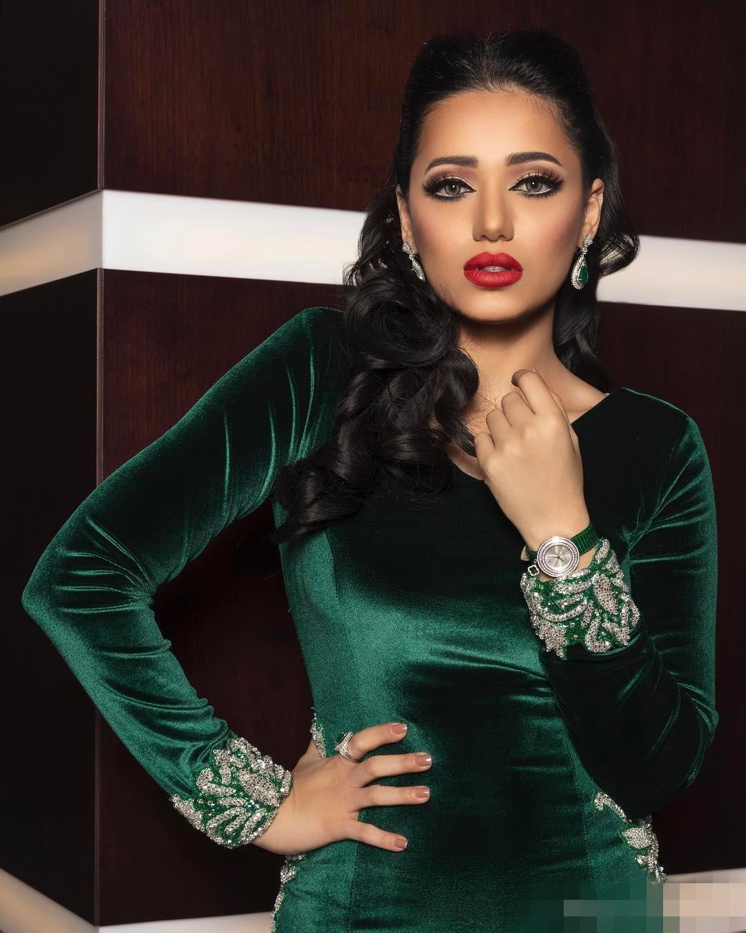 Vintage Green Mermaid Evening Dresses Long Sleeves Velvet V Neck Crystal Beaded Swep Train Prom Party Gowns Formal Occasion Wear