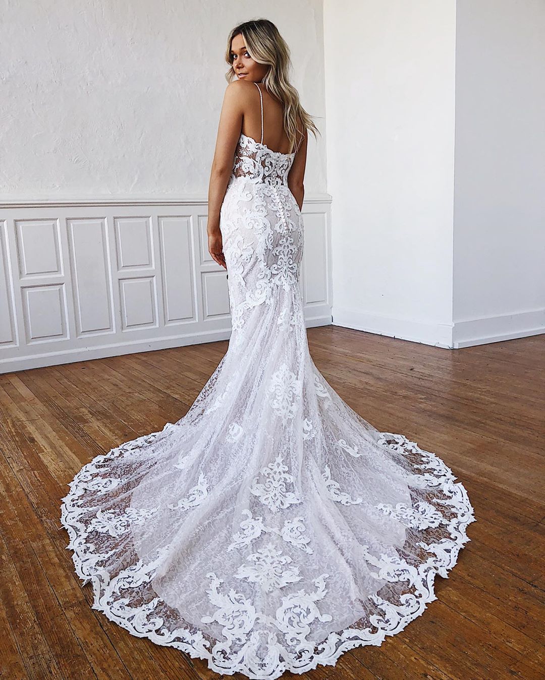 Lace Amazing Mermaid Wedding Dresses Sheer Plunging Neck Appliqued Covered Buttons Back Bridal Gowns Sweep Train Trumpet Robe De Marie