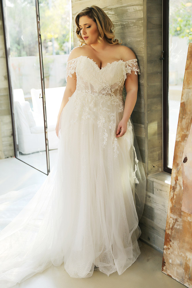 2020 Plus Size Wedding Dresses Off The Shoulder A Line Sweep Train Lace Appliqued Bohemian Wedding Dress Custom Made Boho Bridal Gowns