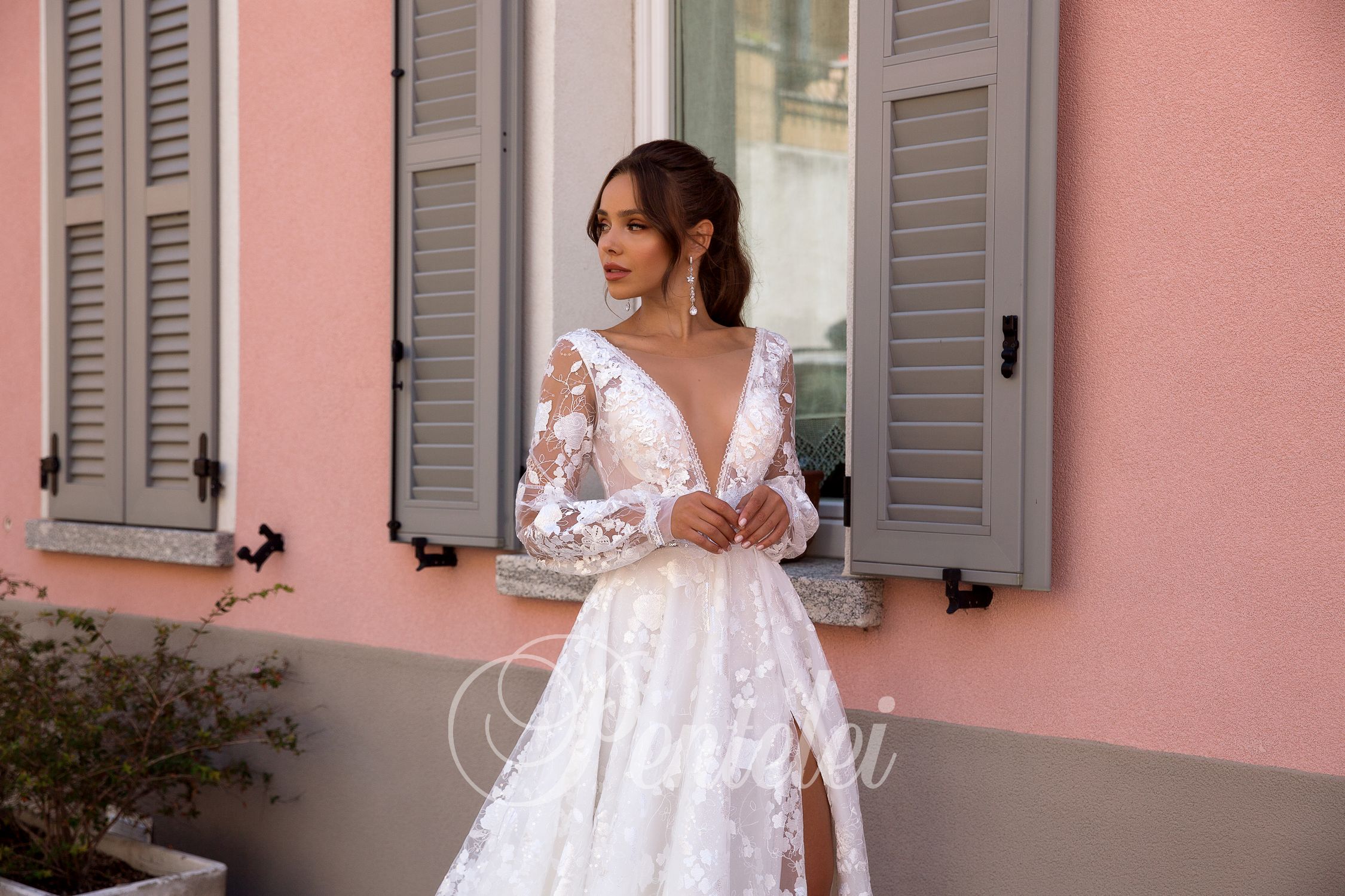 2020 Long Sleeve Wedding Dresses Deep V Neck A Line Appliqued Lace High Side Split Wedding Dress Sweep Train Custom Made Vestidos De Novia