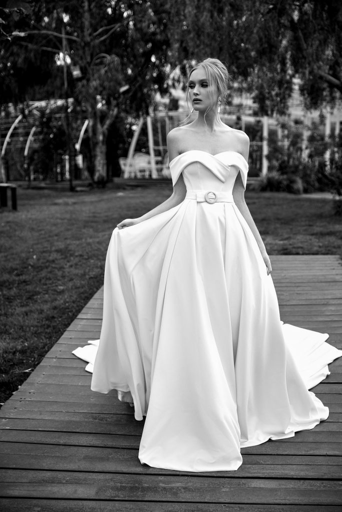 New Satin Beach Wedding Dresses Off Shoulder Short Sleeve Simply Bridal Gowns Sexy Backless Sweep Train Wedding Dress