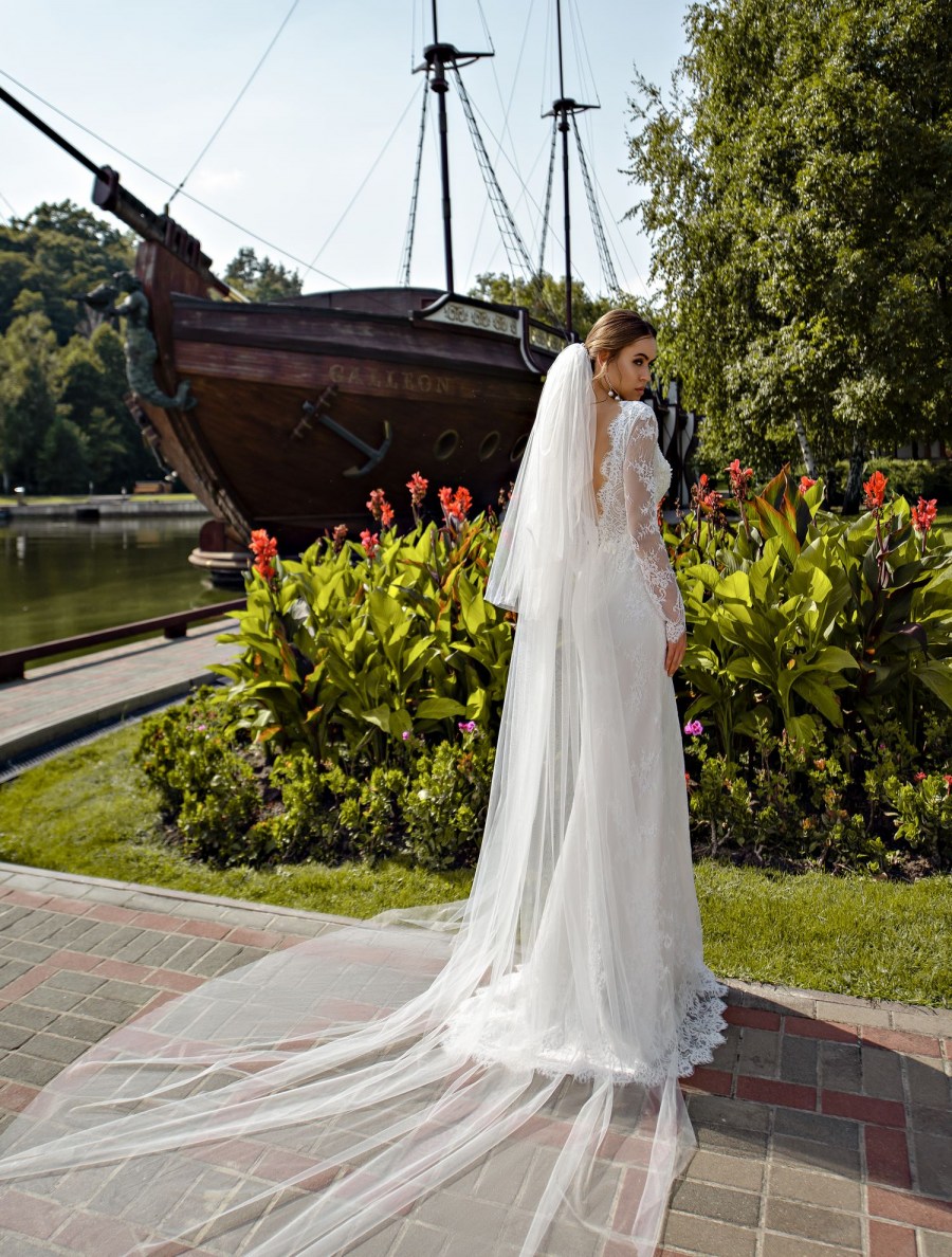 Bohemian A-line Wedding Dresses V Neck Long Sleeve Lace Appliqued Wedding Dress Backless Ruffle Sweep Train Custom Made Robes De Mariée