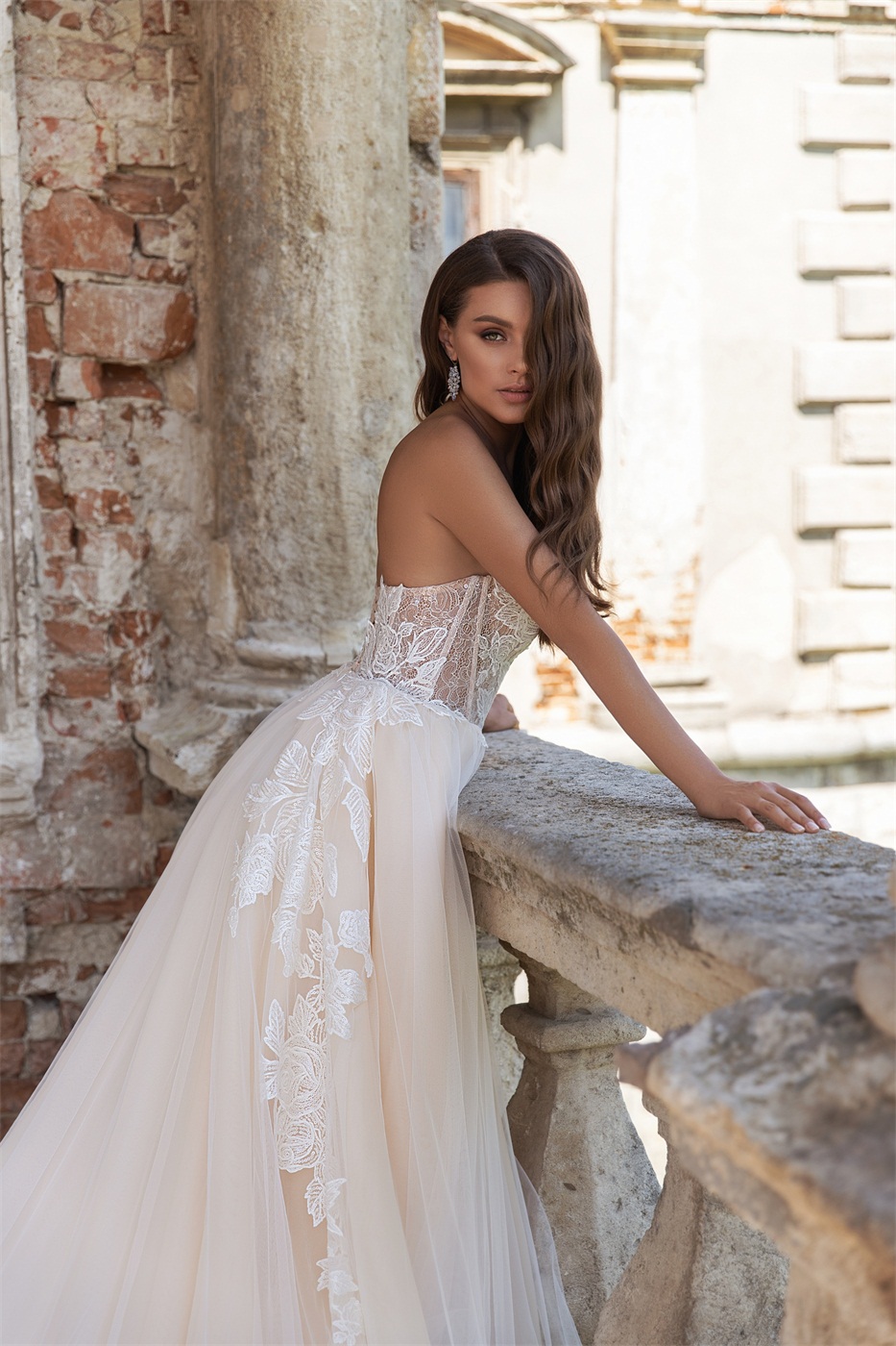 2020 Junoesque A Line Wedding Dresses Strapless Sexy Appliqued Sequins Lace Court Train Wedding Dress Custom Made Castle Bridal Gowns