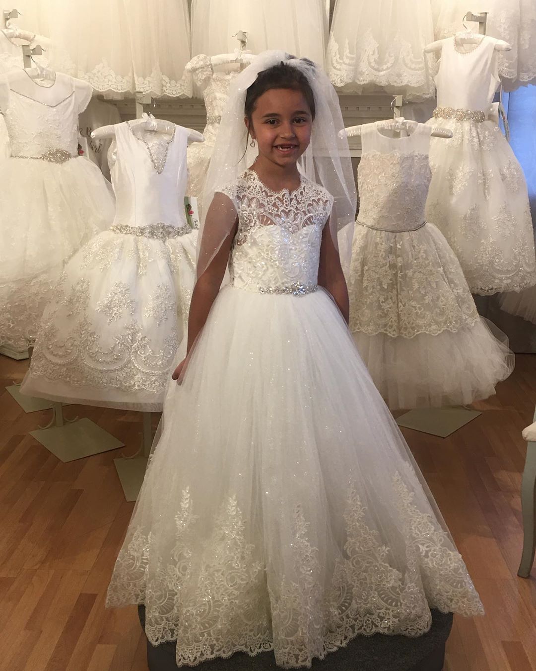 Cheap Lace Crystals Flower Girl Dresses Backless A-line Tulle Little Girl Wedding Dresses Vintage Communion Pageant Dresses Gowns F153