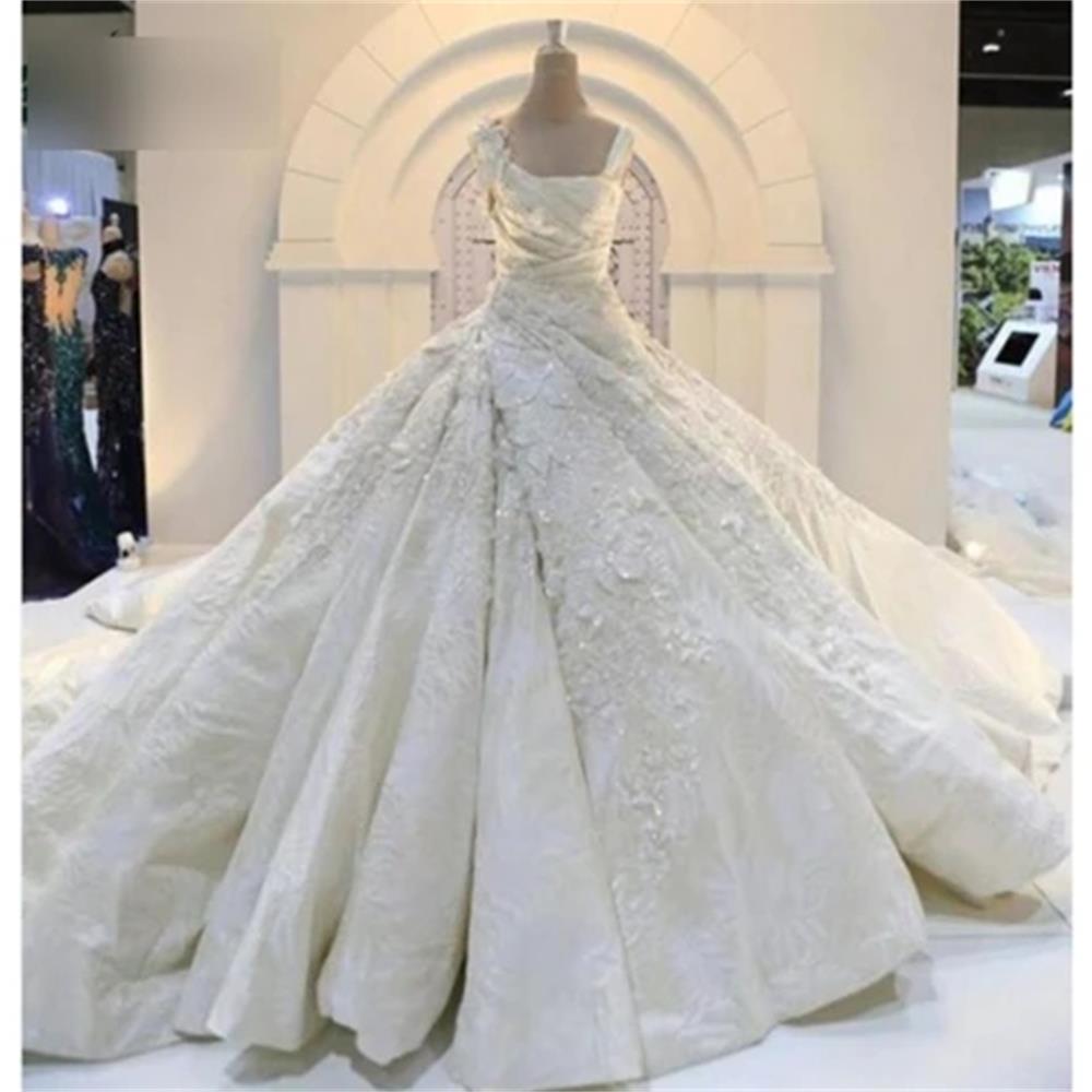 Luxury Ball Gown Wedding Dresses Dubai Square Neck Satin Lace Applique Vintage Wedding Dress Sweep Train Classic Bridal Gowns