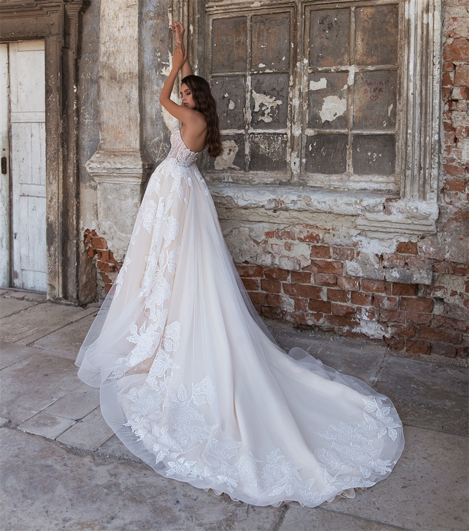 2020 Junoesque A Line Wedding Dresses Strapless Sexy Appliqued Sequins Lace Court Train Wedding Dress Custom Made Castle Bridal Gowns