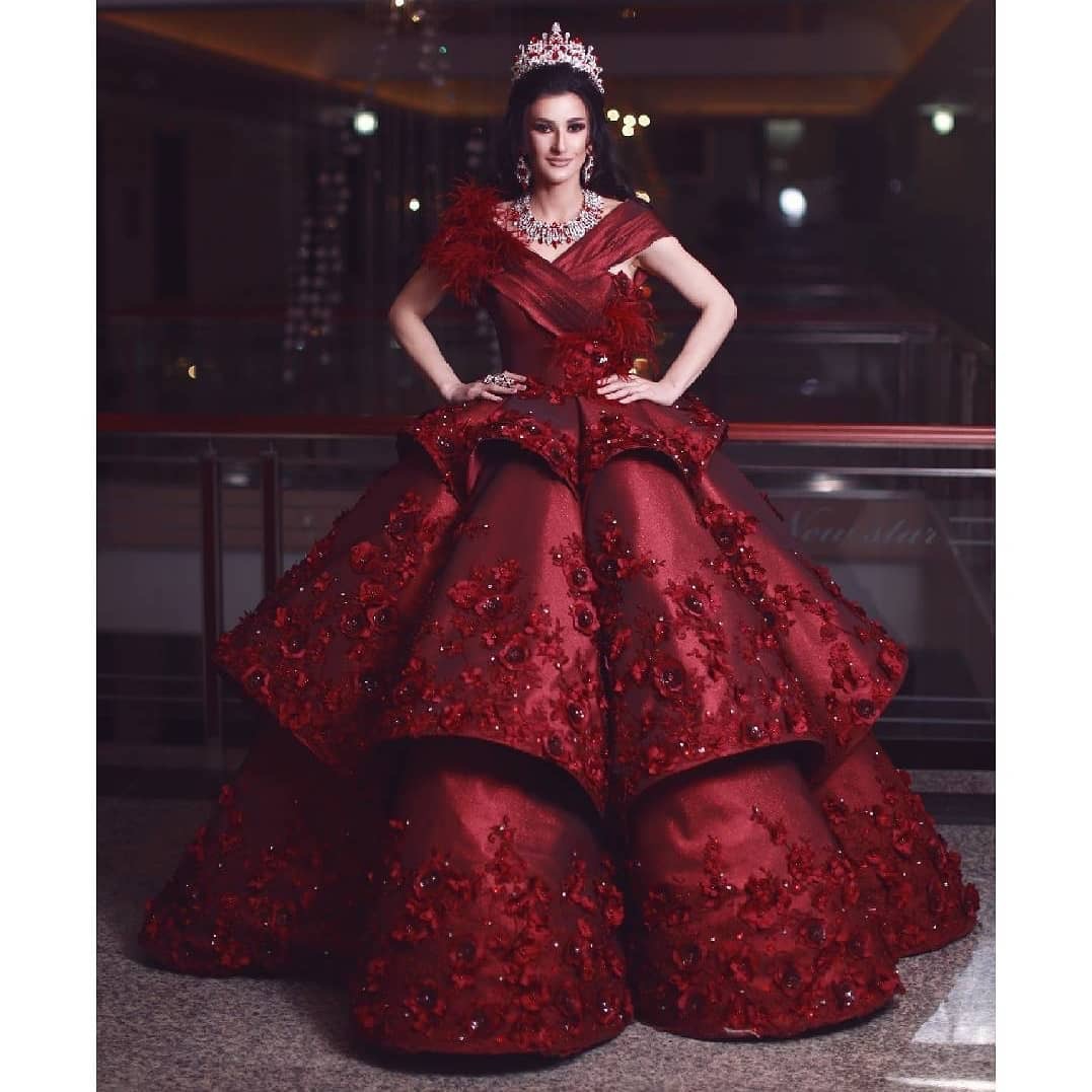 2020 New Arrival Burgundy Evening Dresses Feather 3D Floral Applique Beads Satin Ball Gown Prom Dress Ruffles Gorgeous Formal Occasion Gowns