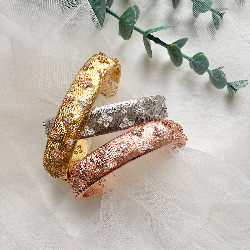 Bangle Women Fashion Cubic Wire Drawing Surface Ziron Stone Flower Bridal Banquet Jewelry
Bangle Women Fashion Cubic Wire Drawing Surface Ziron Stone Flower Bridal Banquet Jewelry