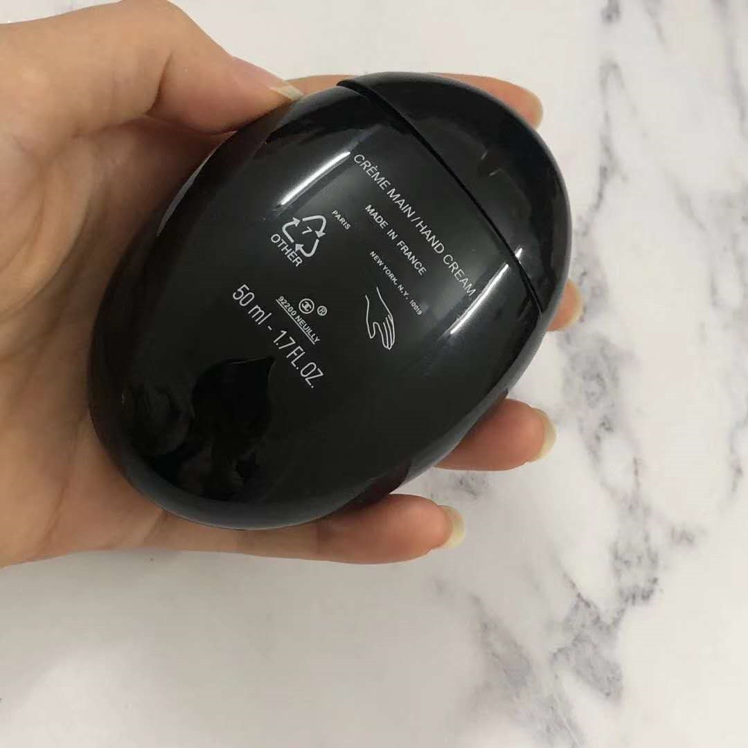 2020 New C Makeup Hand Creams Lotions LA CREME MAIN Veloute Adoucit Eclaircit smooth soften brighten Hand cream Skin care 50ml
2020 New C Makeup Hand Creams Lotions LA CREME MAIN Veloute Adoucit Eclaircit smooth soften brighten Hand cream Skin care 50ml