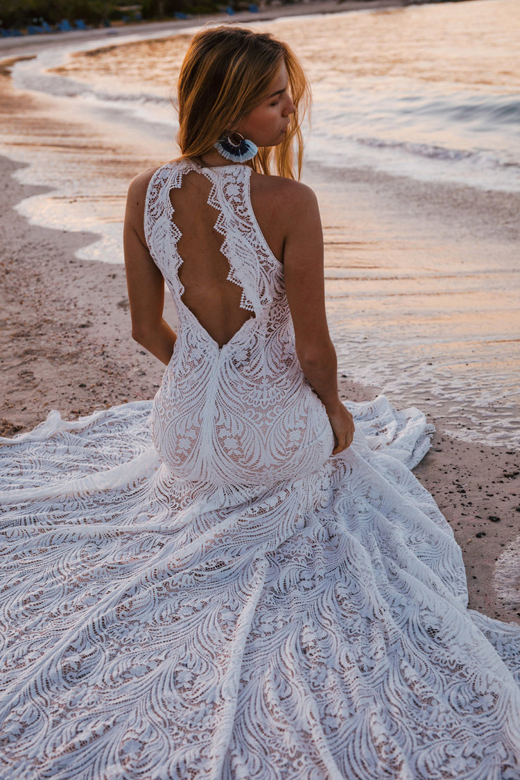 2019 Mermaid Wedding Dresses Jewel Neck Lace Appliqued Sweep Train Hollow Back Bohemian Wedding Dress Custom Plus Size Country Bridal Gowns