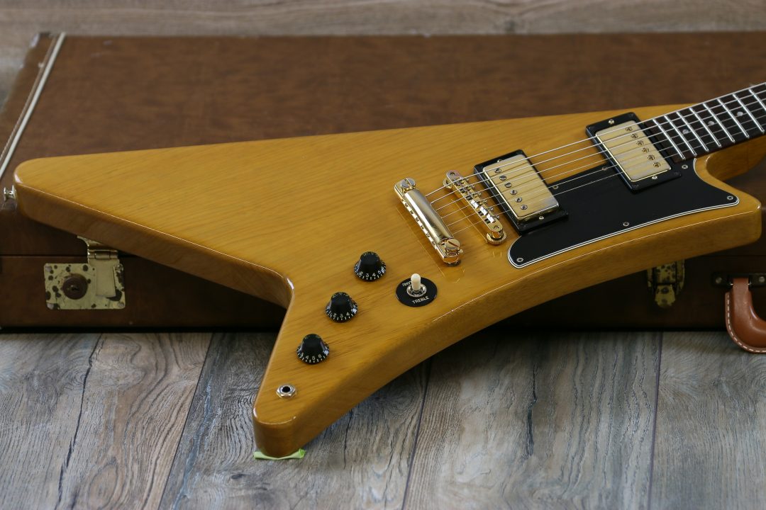 Unique Design Moderne Korina 1958 Reissue Heritage Series 1982 Natural Vintage Electric Guitar Boat paddle Gumby style headstock, Dot Inlay
Unique Design Moderne Korina 1958 Reissue Heritage Series 1982 Natural Vintage Electric Guitar Boat paddle Gumby style headstock, Dot Inlay