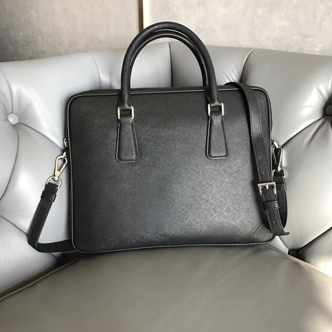 2019 Top designer men's briefcases Luxury men's bag High quality leather large capacity Multiple compartments Black business bag a
2019 Top designer men's briefcases Luxury men's bag High quality leather large capacity Multiple compartments Black business bag a