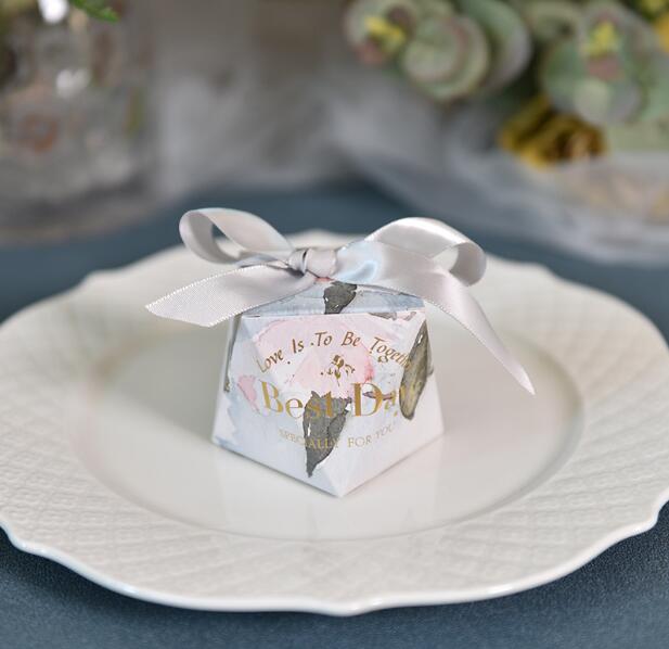 100 X Creative Oil Painting Diamond Style Wedding Favors Candy Boxes Sugar Chocolate Box Party Supplies Gift Box Bomboniera
100 X Creative Oil Painting Diamond Style Wedding Favors Candy Boxes Sugar Chocolate Box Party Supplies Gift Box Bomboniera