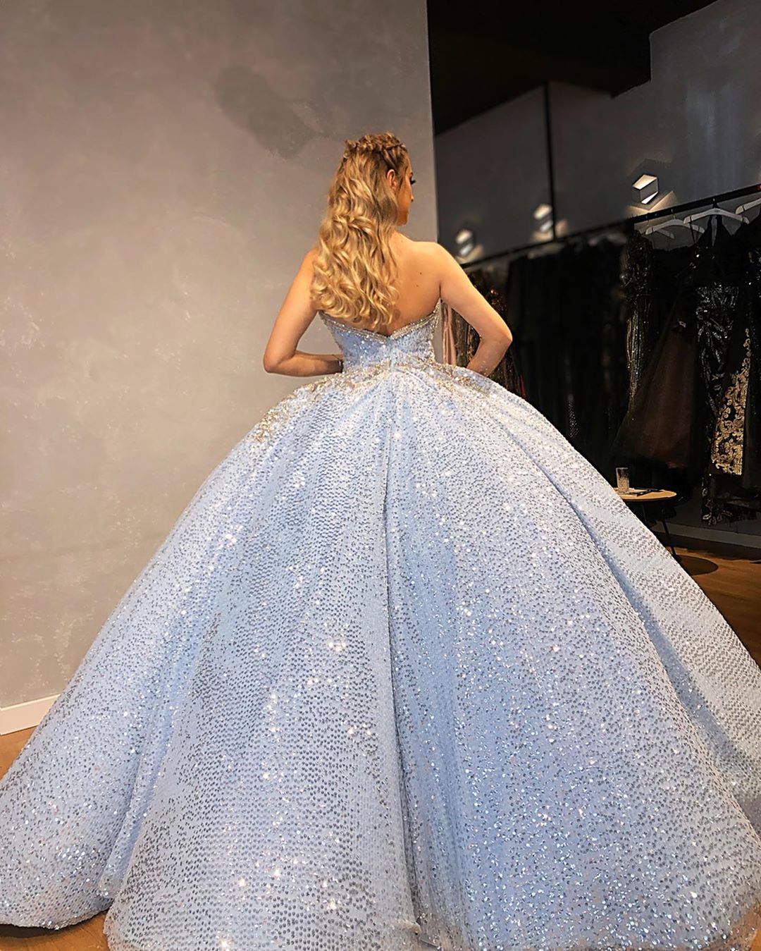 Sparkly Blue Ball Gown Evening Dresses Halter Beaded Sequins Crystal Sleeveless Prom Dress Backless Fluffy Sweep Train Formal Pageant Dress