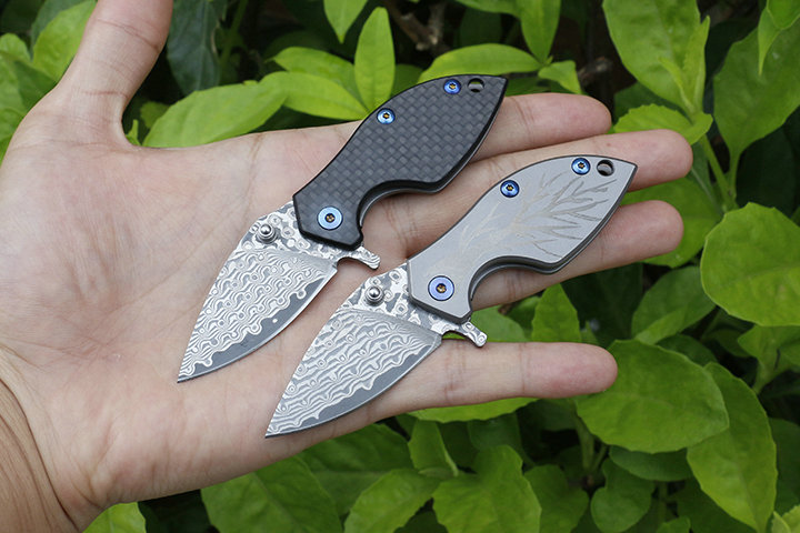 1Pcs Leaf Small Flipper Folding Knife VG10 Damascus Steel Blade Titanium Handle Ball Bearing Knives With Leather Sheath 
1Pcs Leaf Small Flipper Folding Knife VG10 Damascus Steel Blade Titanium Handle Ball Bearing Knives With Leather Sheath
