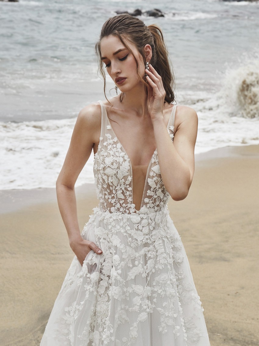 A Gorgeous E Lace Beach Wedding Dresses Sheer Plunging Neck Appliqued Backless Bridal Gowns Sweep Train Beaded Robes De Mari E
