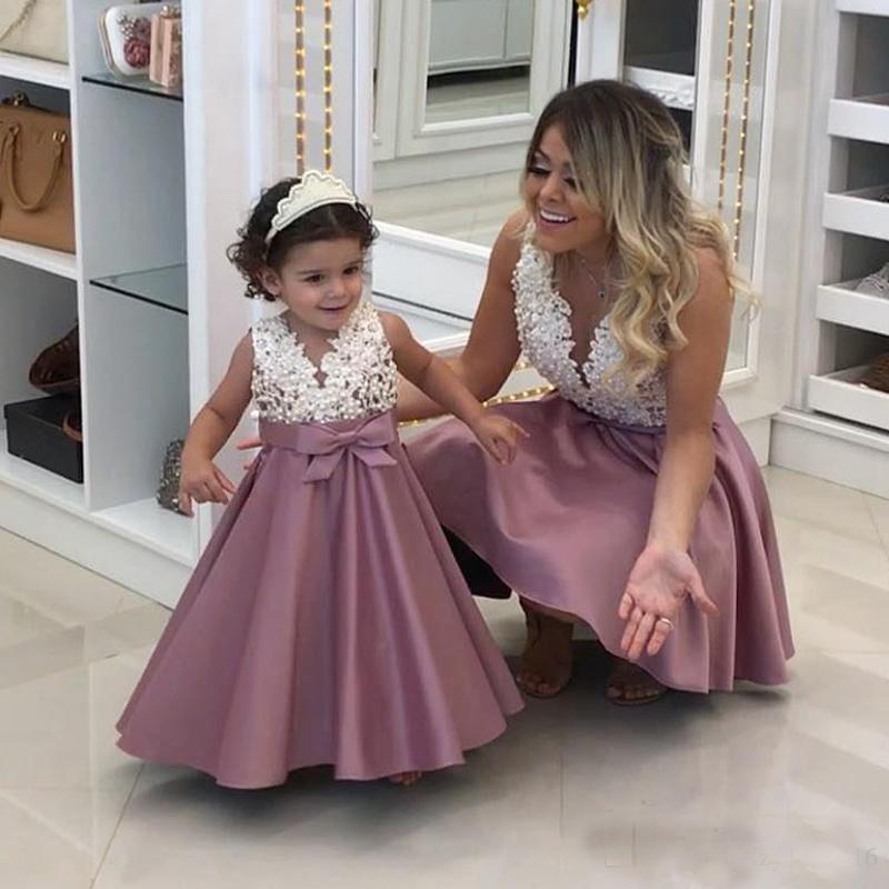Pearls Lace Applique Flower Girl Dress A Line Satin Mother Daughter Dress Mini Baby Gowns V Neck Sleeveless First Communion Dresses, Brown
Pearls Lace Applique Flower Girl Dress A Line Satin Mother Daughter Dress Mini Baby Gowns V Neck Sleeveless First Communion Dresses, Brown