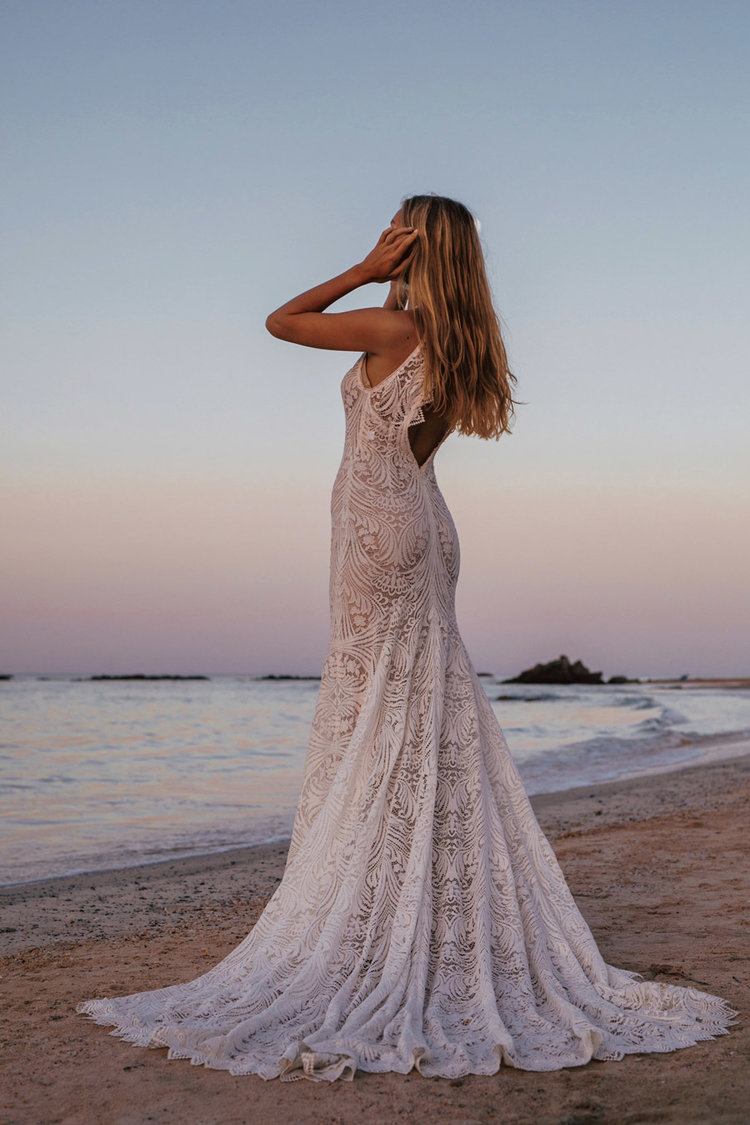 2019 Mermaid Wedding Dresses Jewel Neck Lace Appliqued Sweep Train Hollow Back Bohemian Wedding Dress Custom Plus Size Country Bridal Gowns