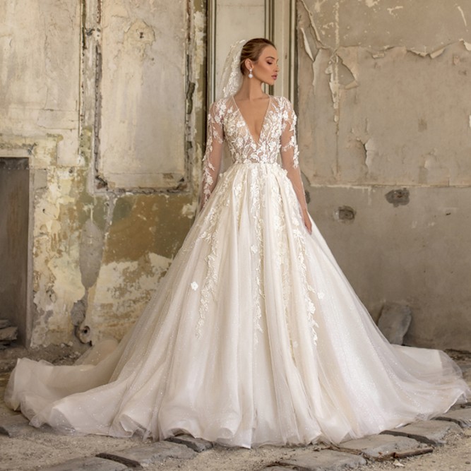 Beach Wedding Dresses Deep V Neck Long Sleeves Lace Appliques Country Bridal Gowns A Line Sweep Train Boho Wedding Dress Plus Size