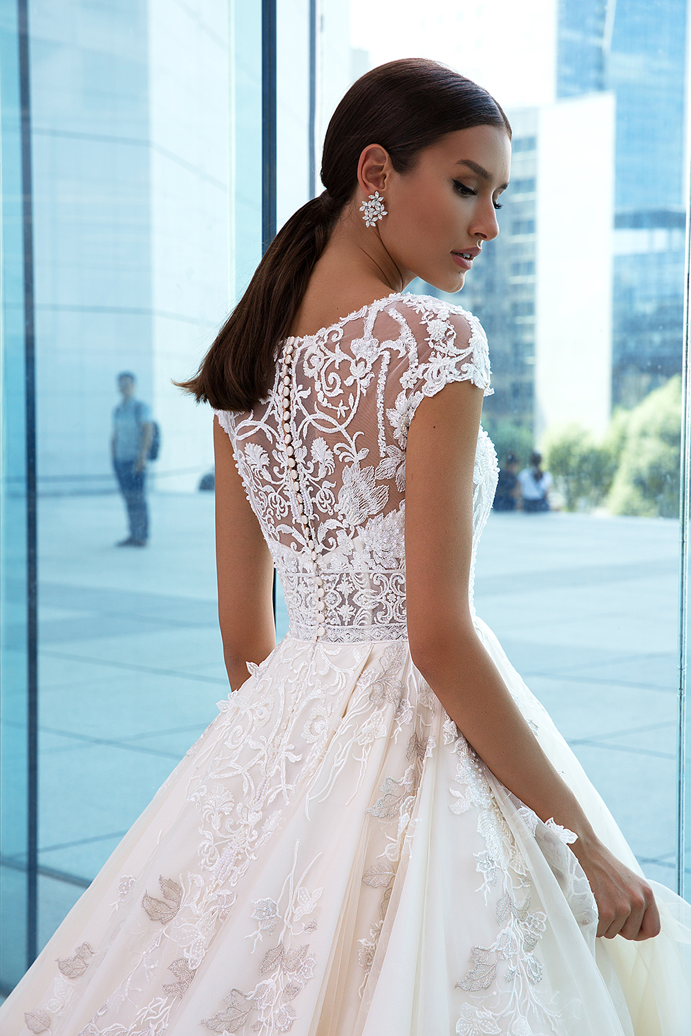 Stylish Lace Beaded Wedding Dresses Appliqued A e Sheer Bateau Neck Bridal Gowns Buttons Back Chapel Train Tulle vestido de novia