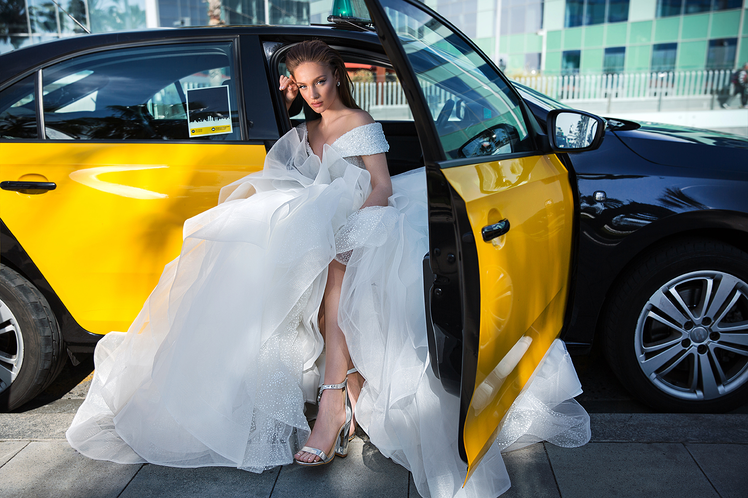 2020 New Arrival Gowns Off Shoulder Zipper A Line Sweep Train Tulle Wedding Dresses Plus Size Tiers Sequins Bridal Gown