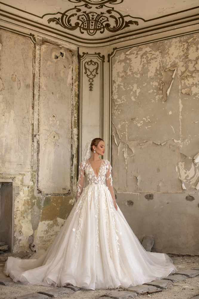 Beach Wedding Dresses Deep V Neck Long Sleeves Lace Appliques Country Bridal Gowns A Line Sweep Train Boho Wedding Dress Plus Size
