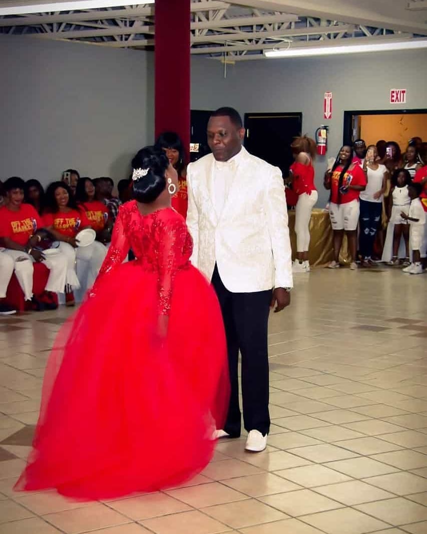 Red Overskirt Lace Jumpsuit Prom Dresses With Detachable Train V Neck Sequined Evening Gowns Long Sleeves Plus Size Appliqued Formal Dress