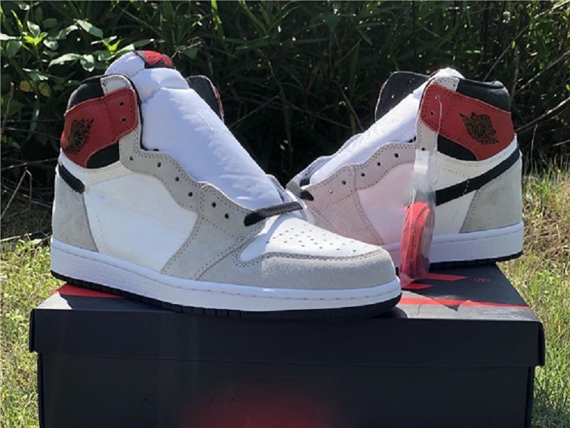 2020 Release 1 High OG Light Smoke Grey 1S White Black Varsity Red Mens Basketball Shoes Outdoor Sneakers With Original Box 555088-126
2020 Release 1 High OG Light Smoke Grey 1S White Black Varsity Red Mens Basketball Shoes Outdoor Sneakers With Original Box 555088-126