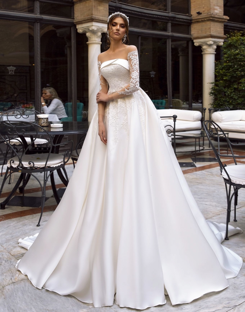 2020 Vintage A-line Satin Reflective Wedding Dress Lace Appliques Long Sleeve Court Train Customized Illusion Neck Bridal Gown