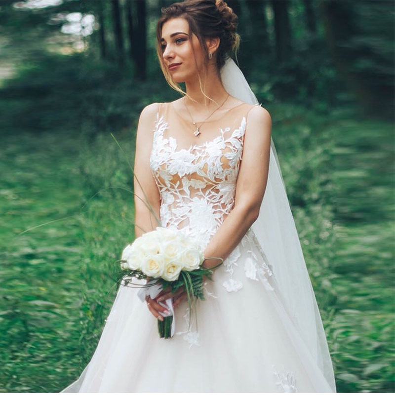 Lace Wedding Stunning Dresses Sheer Bateau Neck Covered Buttons Back Bridal Gowns A Line Sweep Train Tulle Robe De Marie