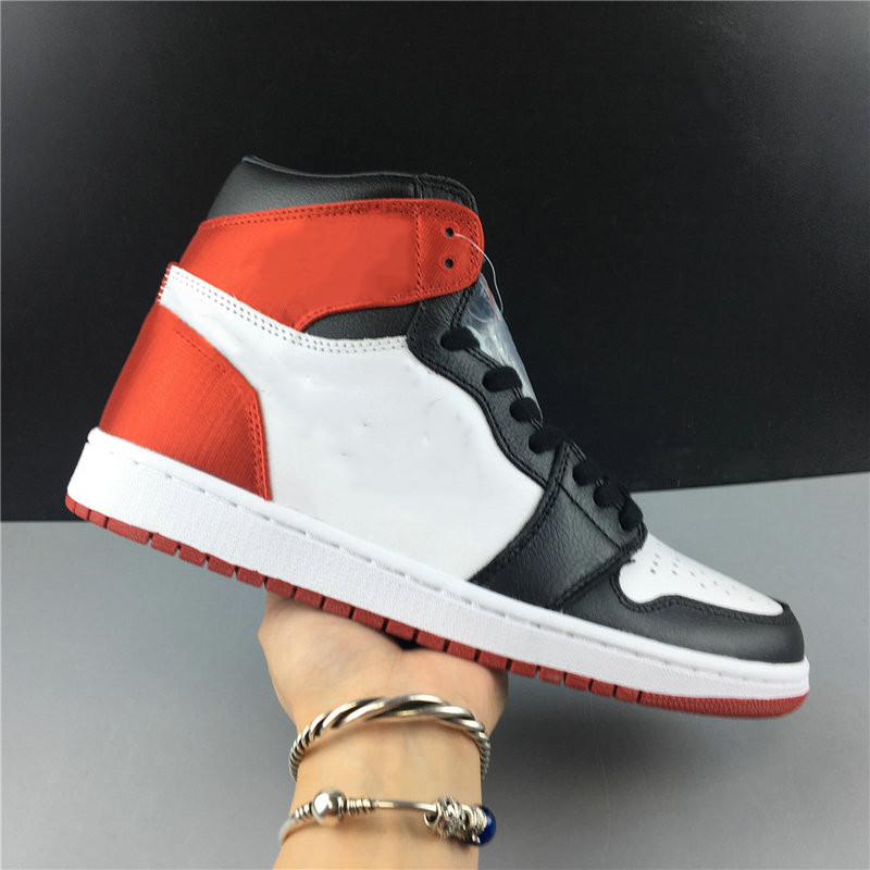 Hot Sale 1 High OG Satin Black Toe Woman Basketball Designer Shoes Black White Varsity Red I Fashion Sneakers Best Quality With Box
Hot Sale 1 High OG Satin Black Toe Woman Basketball Designer Shoes Black White Varsity Red I Fashion Sneakers Best Quality With Box