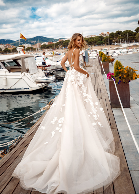 Sale A Hot Line Backless Lace Wedding Dresses Spaghetti Straps V Neck Bridal Gowns Sweep Train 3D Appliqued Tulle Vestidos De Novia ppliqued estidos