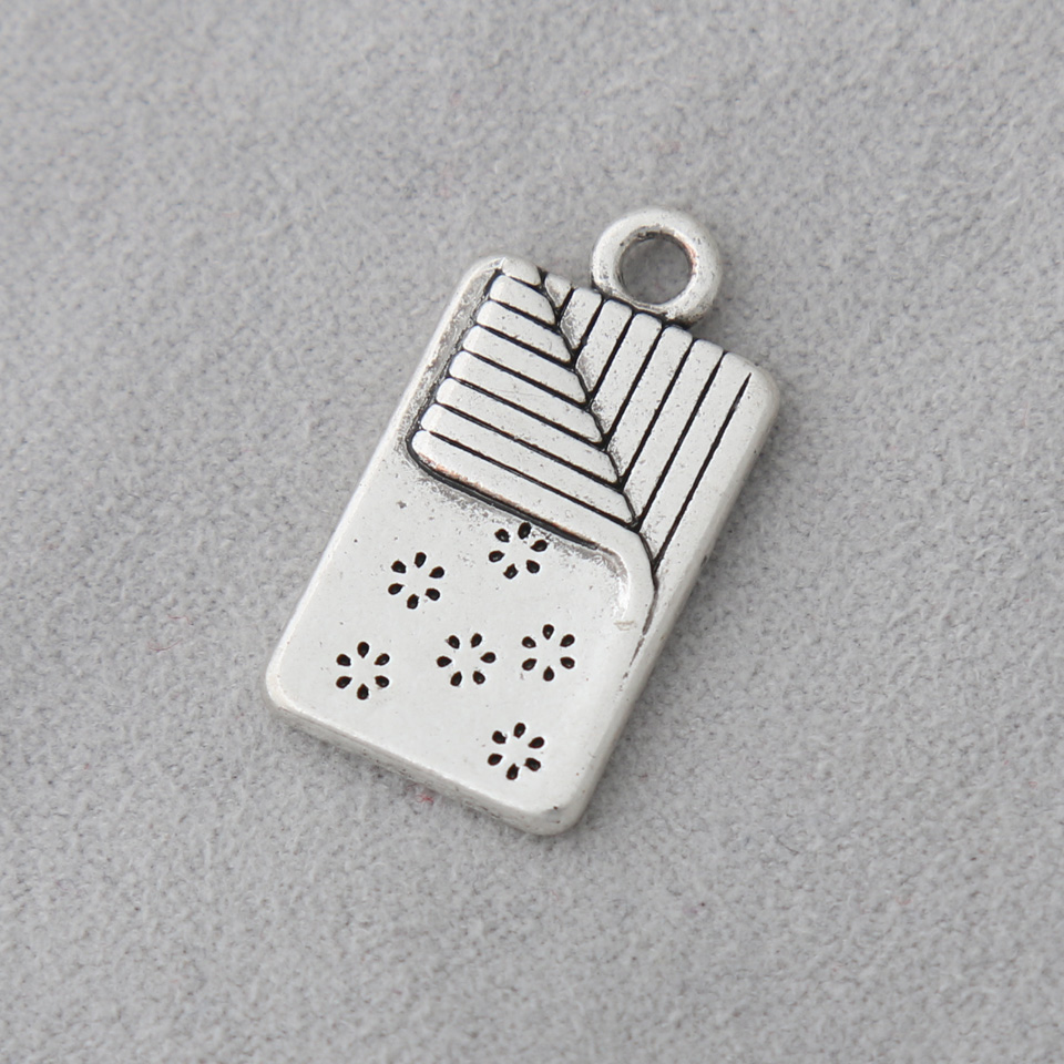 Wholesale Fashion Antique Silver Color Alloy Flower Quilt DIY Camp Sleeping Bag Charms 50pcs 12*22mm AAC1420
Wholesale Fashion Antique Silver Color Alloy Flower Quilt DIY Camp Sleeping Bag Charms 50pcs 12*22mm AAC1420