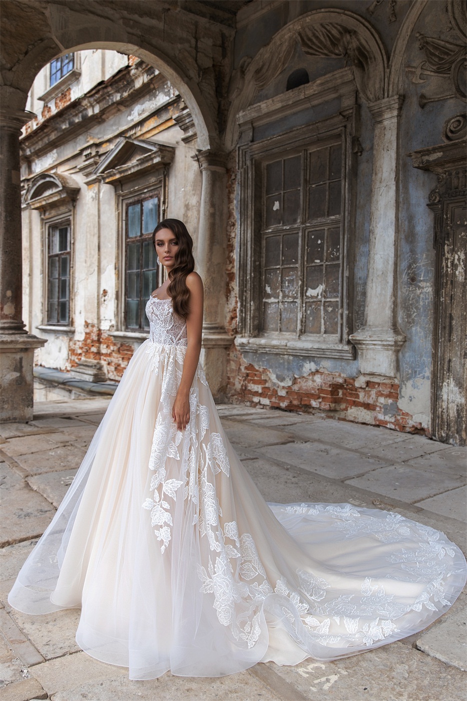 2020 Junoesque A Line Wedding Dresses Strapless Sexy Appliqued Sequins Lace Court Train Wedding Dress Custom Made Castle Bridal Gowns