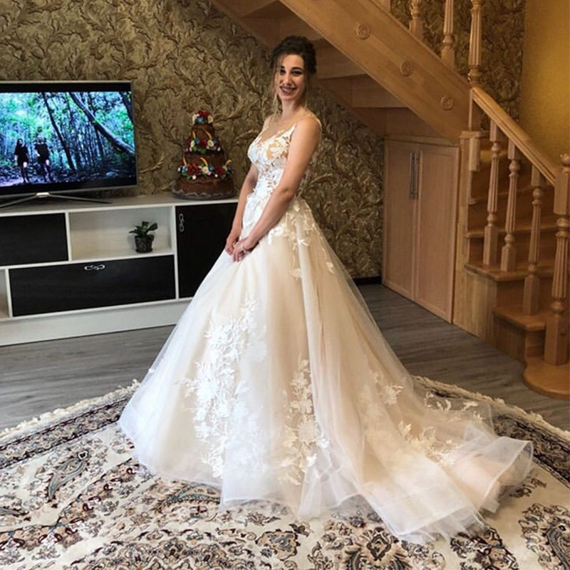 Lace Wedding Stunning Dresses Sheer Bateau Neck Covered Buttons Back Bridal Gowns A Line Sweep Train Tulle Robe De Marie