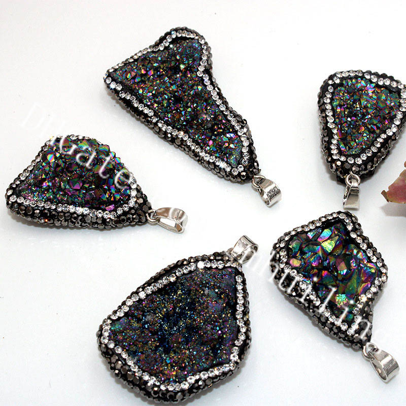 10Pcs Random Size Irregular Mystic Bling Bling Colorful Raw Druzy Quartz Titanium Crystal Geode Drusy Agate Pendant with Rhinestone Pave Rim
10Pcs Random Size Irregular Mystic Bling Bling Colorful Raw Druzy Quartz Titanium Crystal Geode Drusy Agate Pendant with Rhinestone Pave Rim