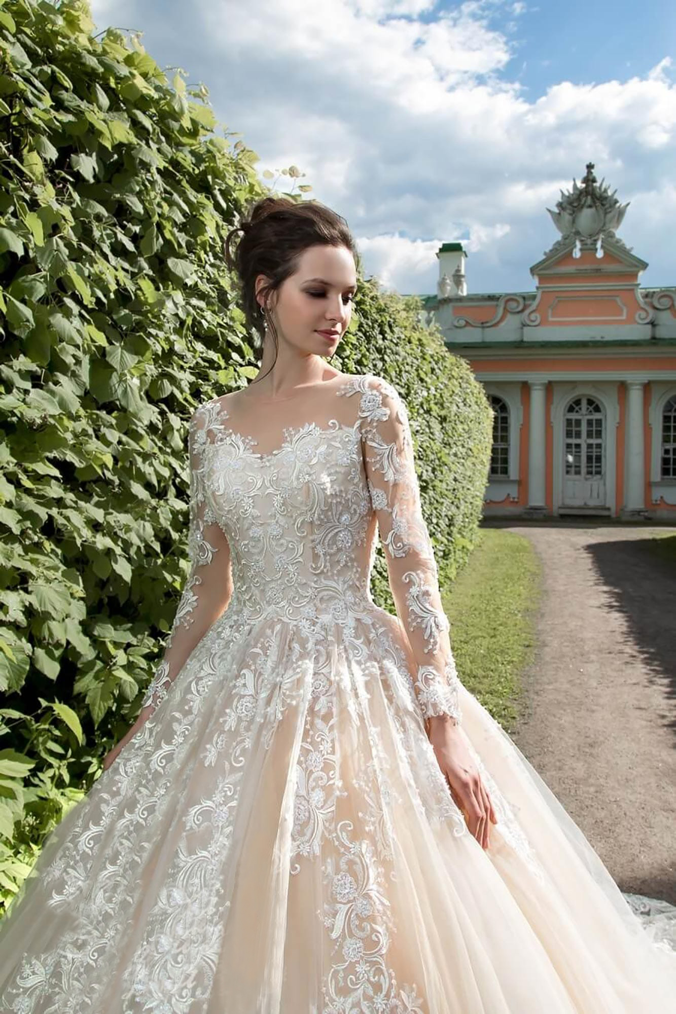 Elegant Ball Gown Wedding Dresses Jewel Long Sleeves Lace Appliques Castle Bridal Gowns 2020 Button Back Sweep Train Wedding Dress