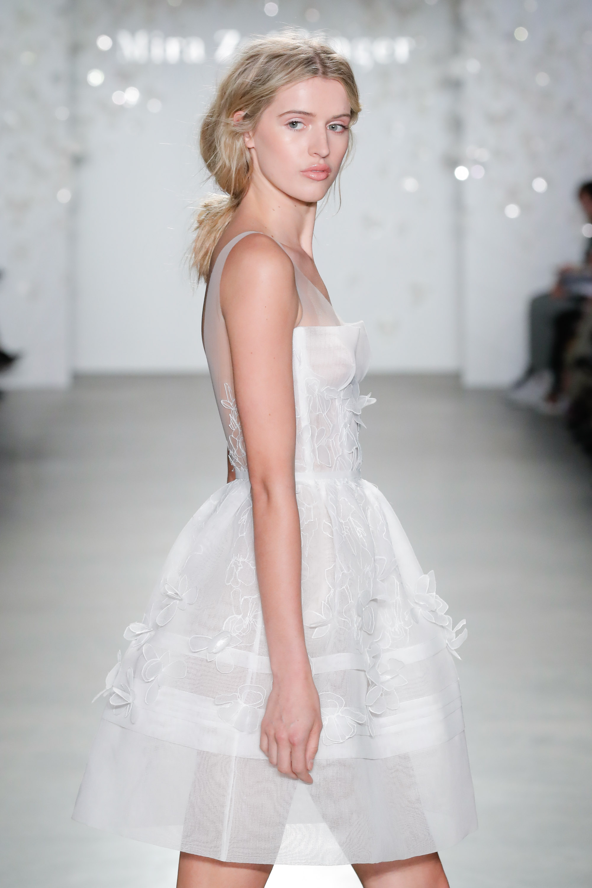 Short A Line Wedding Dresses Sexy Sheer V Neck 3D Flower Appliques Bridal Gowns Beach Mini Summer Wedding Dress