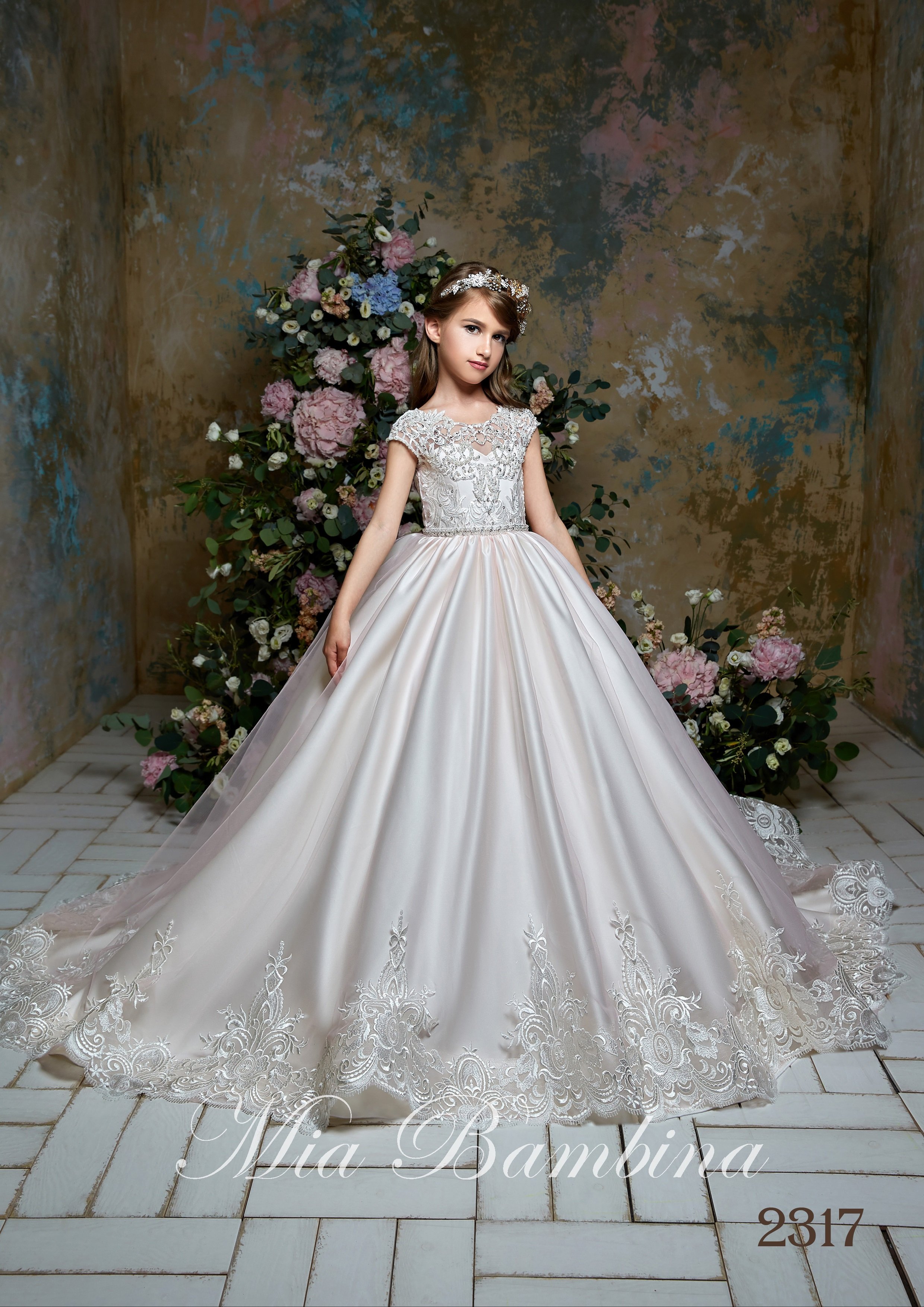 2020 Flower Girl Dresses Jewel Neck Appliqued Beaded Capped Sleeves Girl Pageant Gown Open Back Ruffle Sweep Train Girl Birthday Gowns