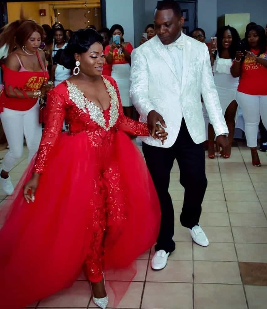 Red Overskirt Lace Jumpsuit Prom Dresses With Detachable Train V Neck Sequined Evening Gowns Long Sleeves Plus Size Appliqued Formal Dress