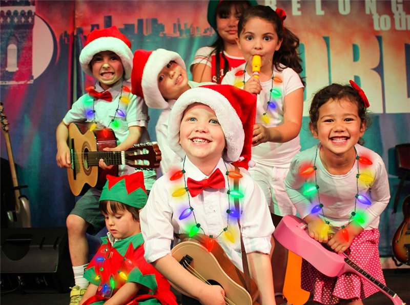 LED Christmas Bulb Festival Necklace LED Light Up Plastic Flashlight Party Favors 12 LED Bulbs for Adults Kids Lamps