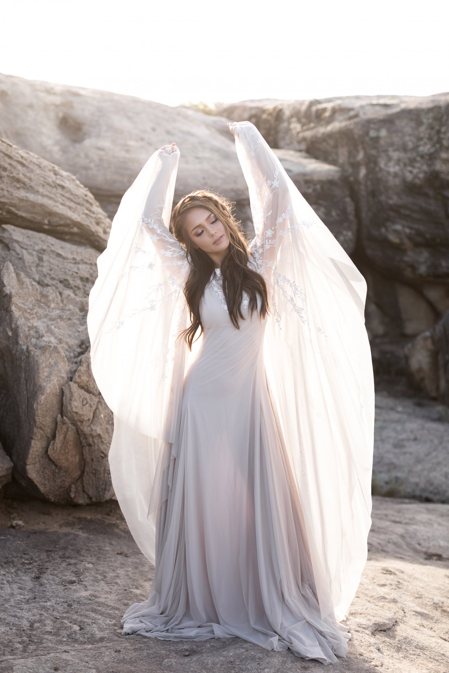 2019 Modest Wedding Dresses A Line Lace Jewel Neck Batwing Sleeve Wedding Dress with Embroidered Bodice Sweep Train Custom Beach Bridal Gown