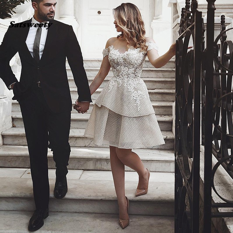 Champagne Bridal Gowns Short Wedding Dresses Applique Lace Vestidos Noiva Knee Length Off Shoulder, White
Champagne Bridal Gowns Short Wedding Dresses Applique Lace Vestidos Noiva Knee Length Off Shoulder, White
