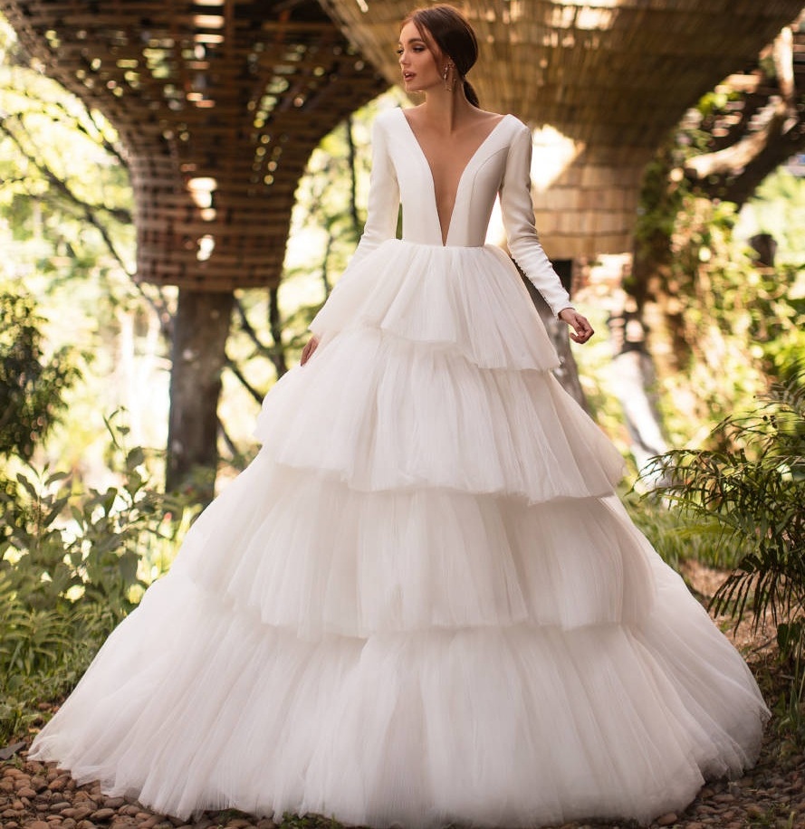 Backless Gorgeous Long Sleeves Wedding Dresses A E Sheer Deep V Neck Tiered Bridal Gowns Tulle Sweep Train Robe De Mari E