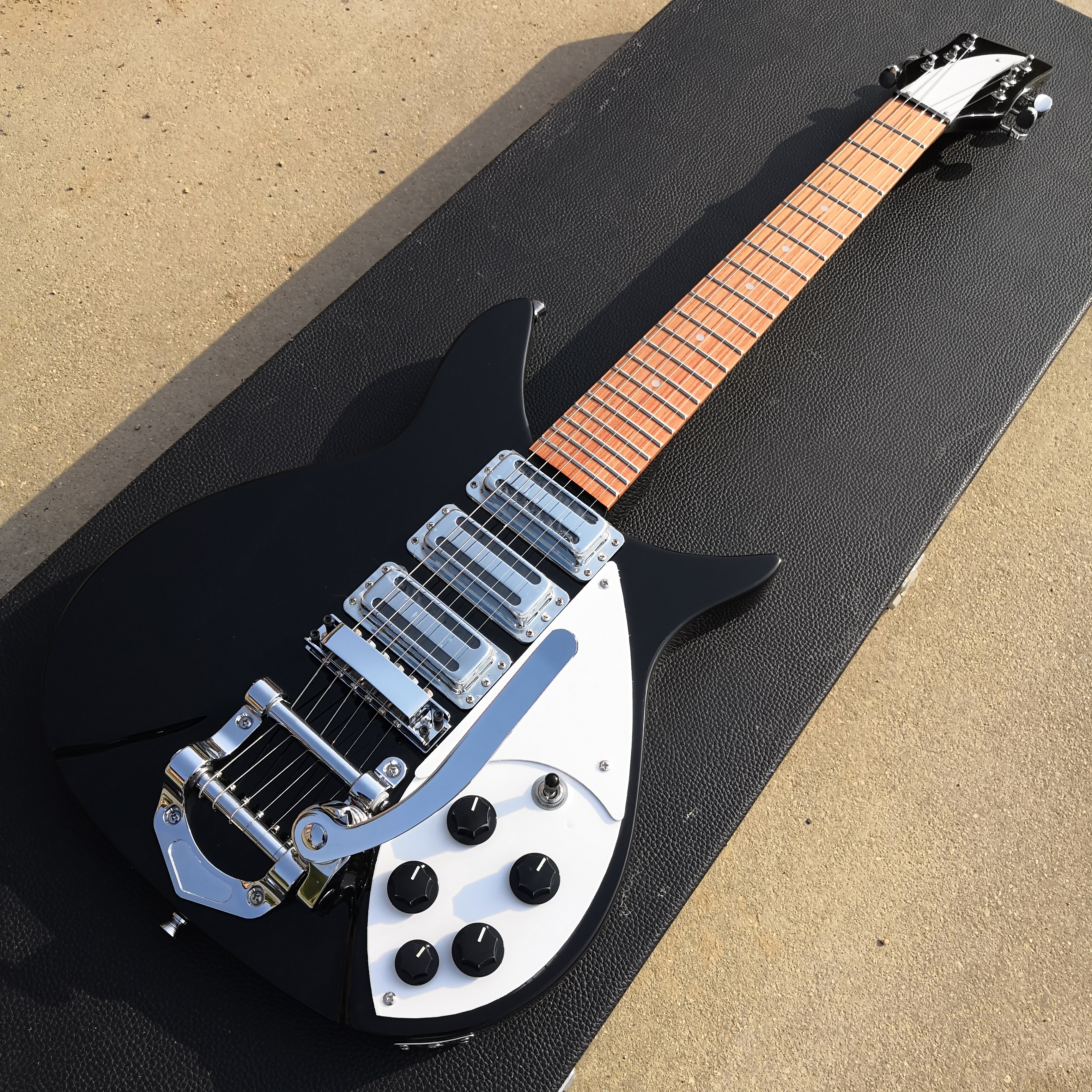 Custom John Lennon Short Scale Length 527mm 6 String Black 325 Electric Guitar Bigs Tremolo Bridge, Gloss Paint Fingerboard
Custom John Lennon Short Scale Length 527mm 6 String Black 325 Electric Guitar Bigs Tremolo Bridge, Gloss Paint Fingerboard