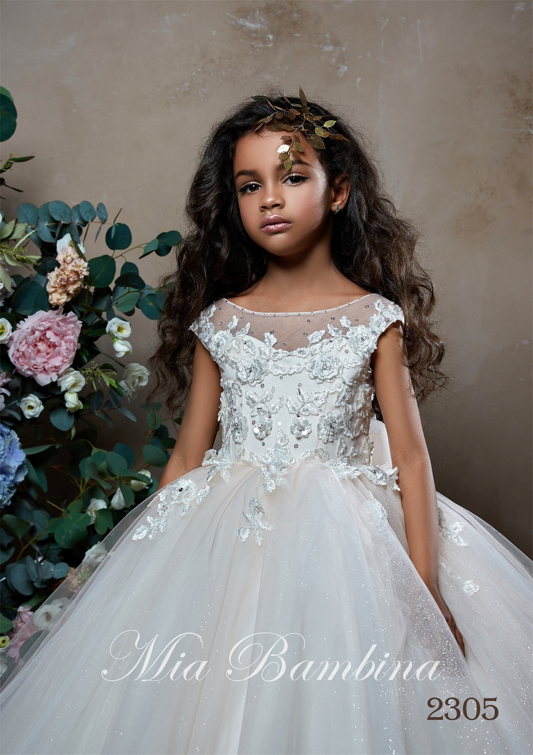 Bling Flower Girl Dresses Boat Neck Appliqued Beaded Sleeveless Girl Pageant Gown Open Back Bow Sash Ruffle Sweep Train Birthday Gowns